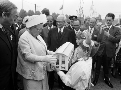 Juliana_bezoek_Huppeldijk2_'69