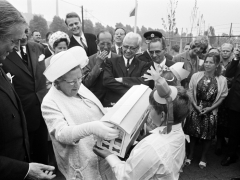 Juliana_bezoek_Huppeldijk3 '69